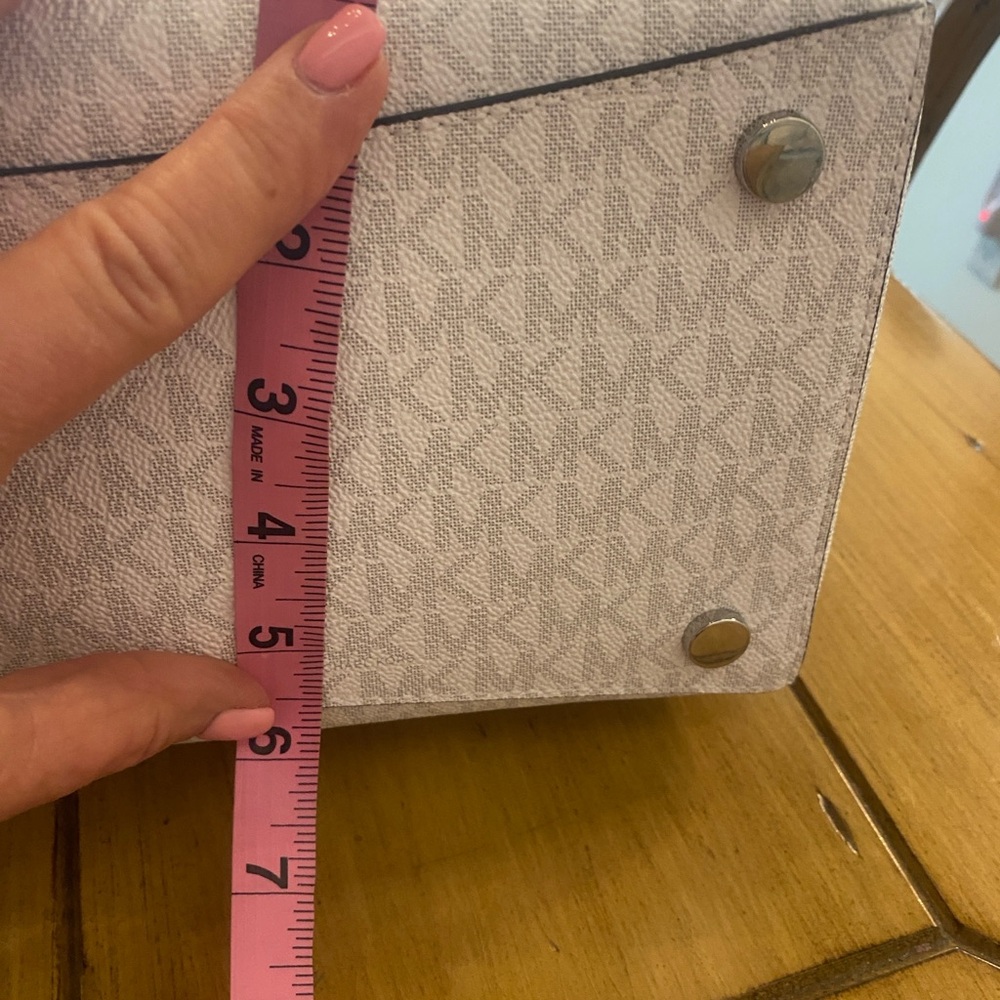 Michael Kors Voyager East West White Beige Signature Tote Authentic NEW w tags 🌷 - Picture 14 of 16